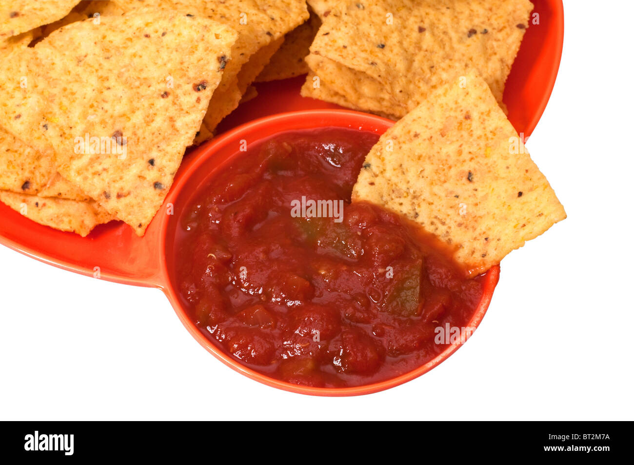 Teller mit Tortilla-Chips und Salsa isoliert auf weißem Hintergrund mit Beschneidungspfad. Stockfoto