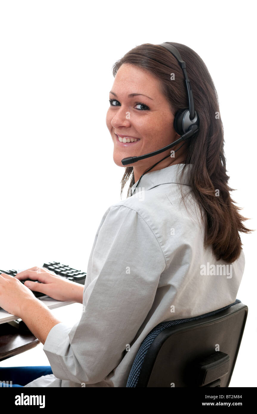 Mitarbeiter des Kundendienstes mit Kopfhörer und Computer isoliert auf weißem Hintergrund. Stockfoto