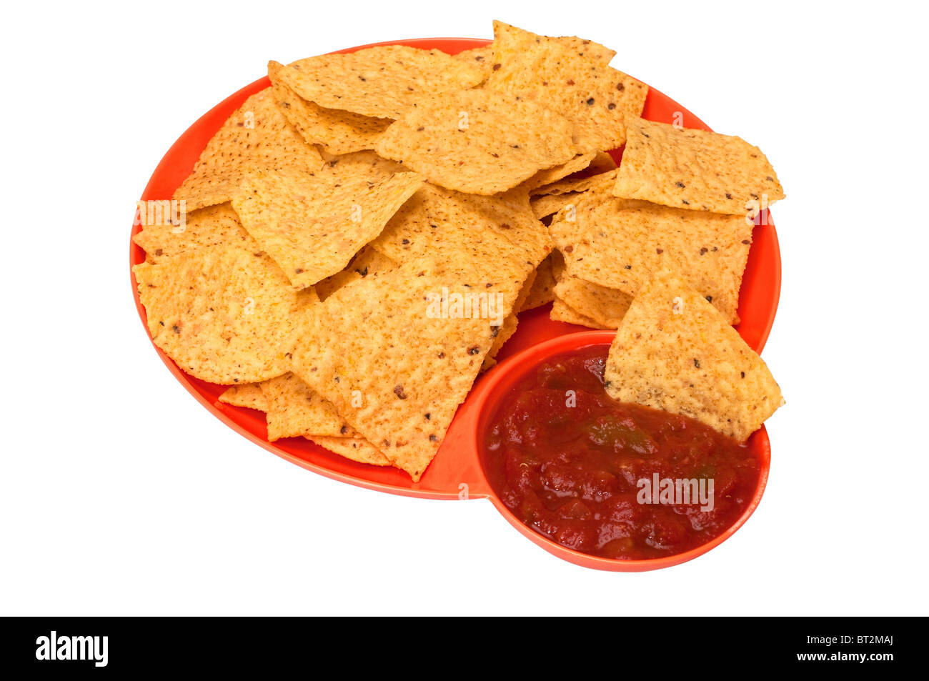 Tortilla-Chips und Salsa auf Platte isoliert auf weißem Hintergrund mit Beschneidungspfad. Stockfoto