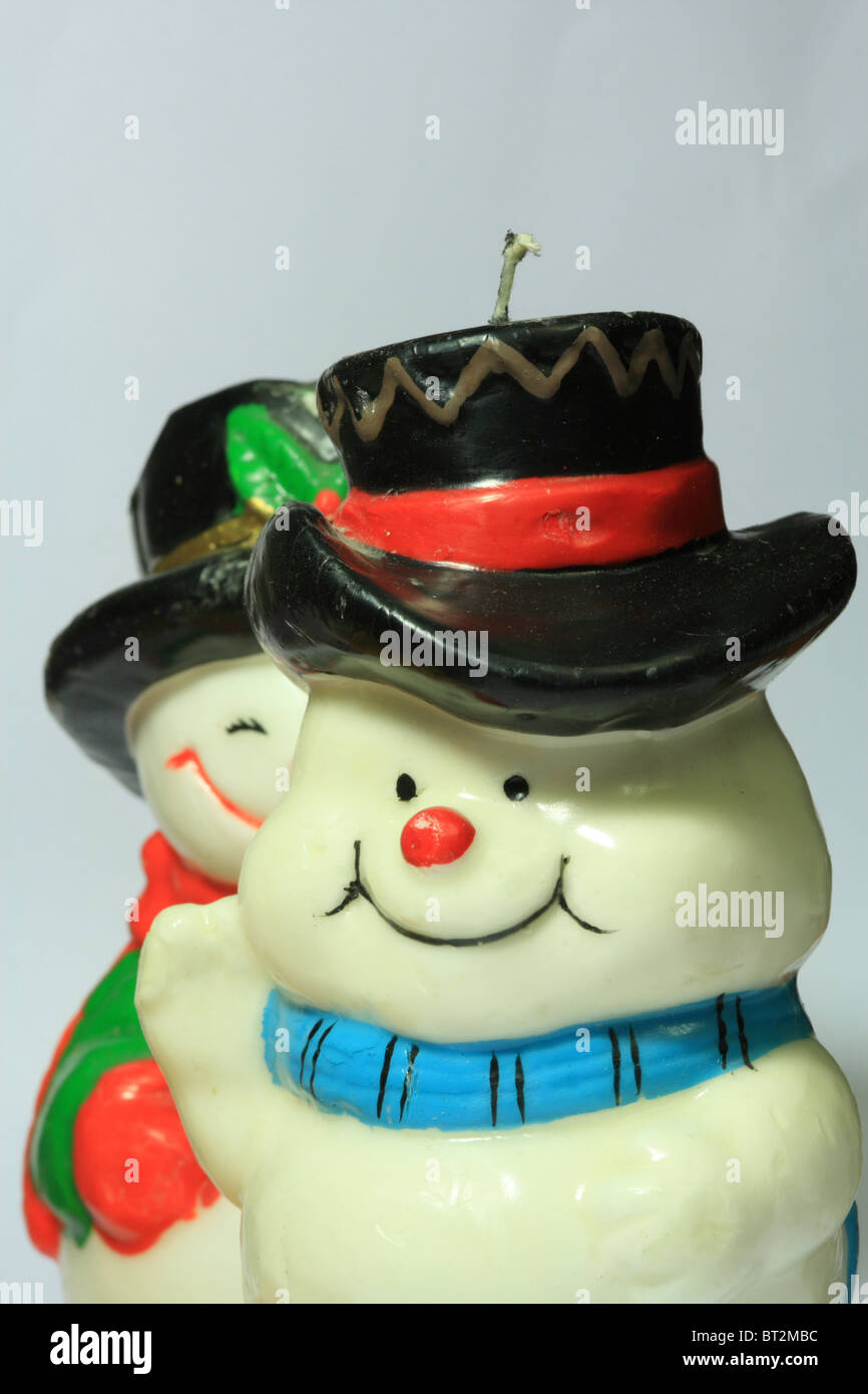 Weihnachten Dekorationen-Wachs Schneemann Kerzen im Studiolicht Stockfoto