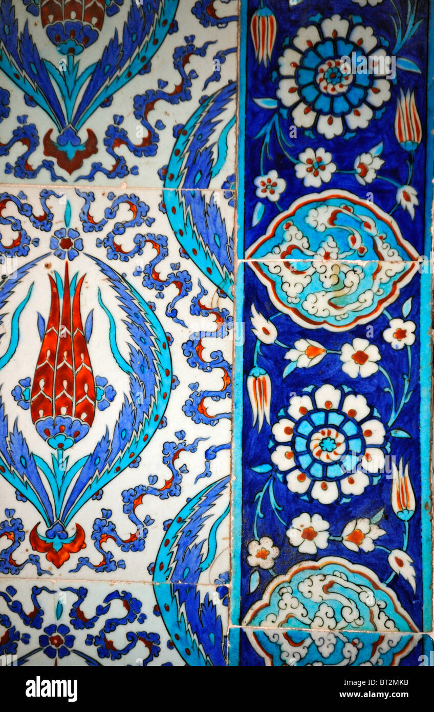 Iznik blaue Kachel Dekoration von Rustem Pasa Moschee Stockfoto