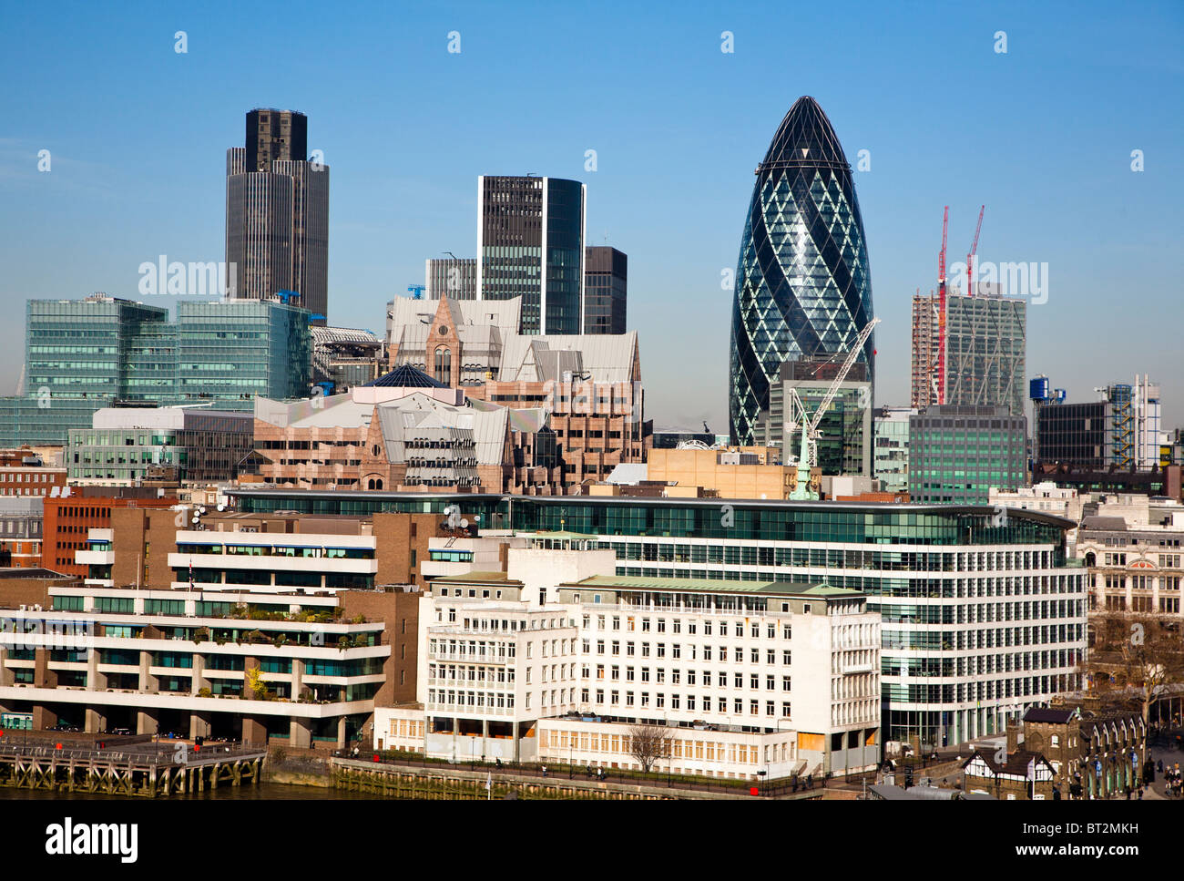 Der Londoner Skyline mit vielen kommerziellen Bürogebäuden einschließlich Tower 42 und die Gurke und andere Wolkenkratzer Stockfoto