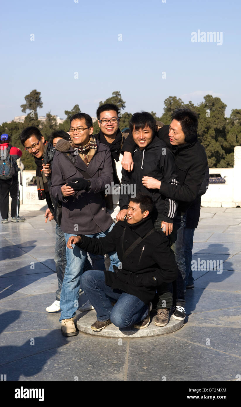 Junge chinesische Männer stehen auf runden Hügel Altar Imperial Tresor Himmel Peking China Stockfoto