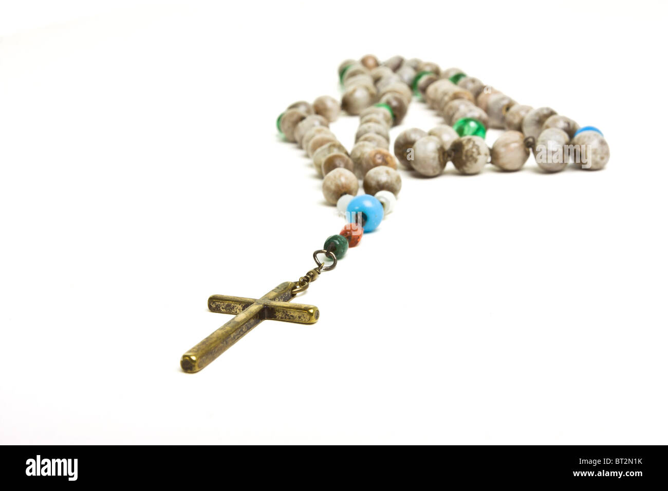 Rosenkranz von dekorierten Ganache aus niedrigen Perspektive isoliert gegen weiß. Stockfoto