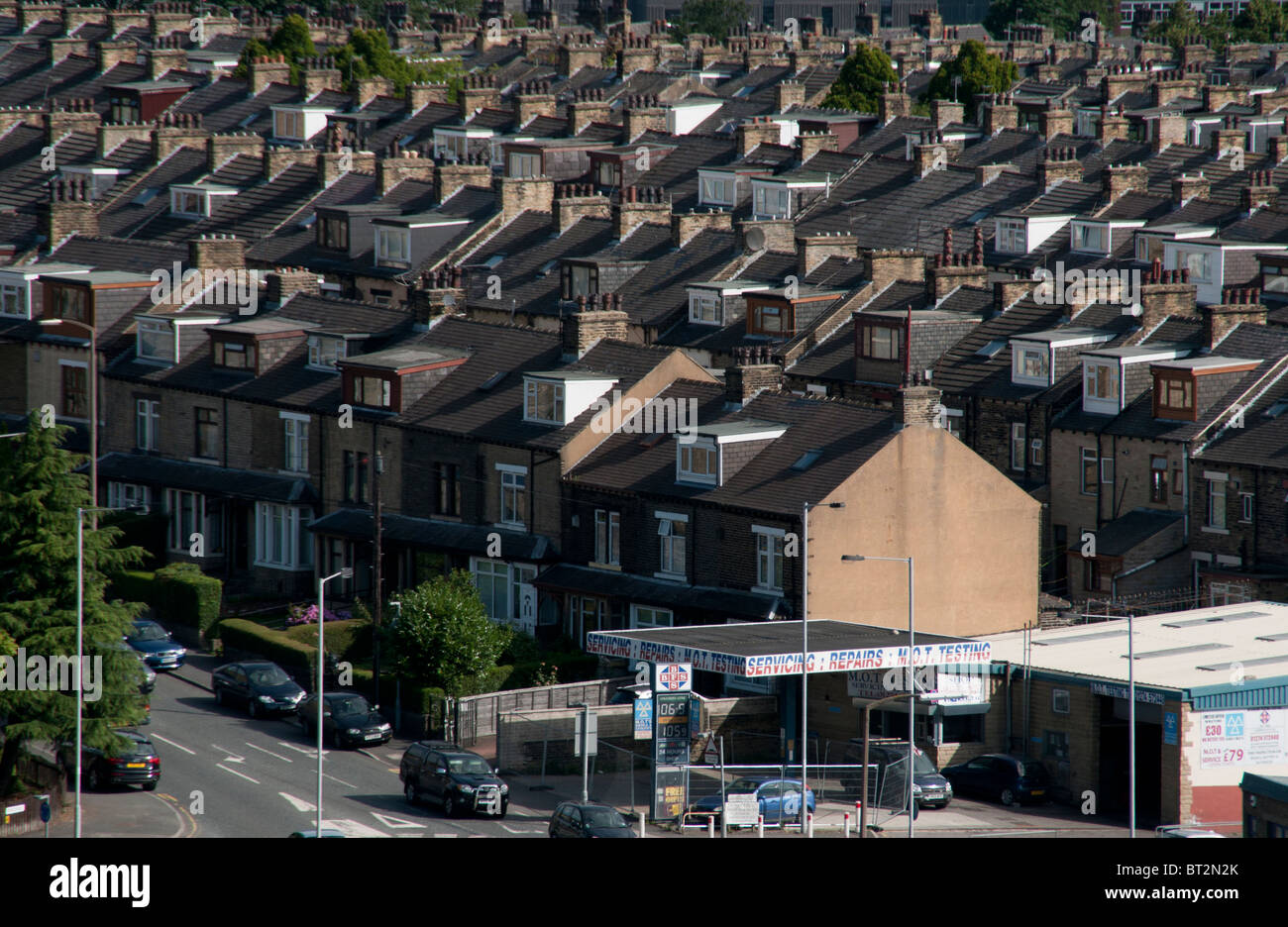 Terrassenförmig angelegten Gehäuse und einer Garage in Lidget Green, Bradford, West Yorkshire England GB UK Stockfoto