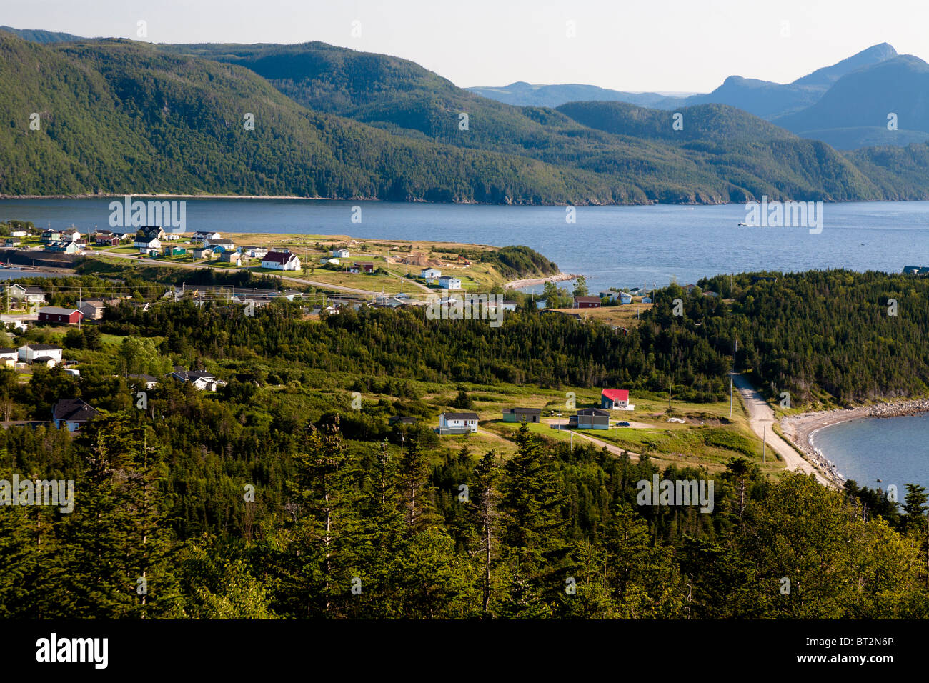 Häuser und Hügel entlang der Küste in Norris Point in der Nähe von Neddies Harbour, Nordseite der Bucht Bonne Neufundland, Kanada Stockfoto