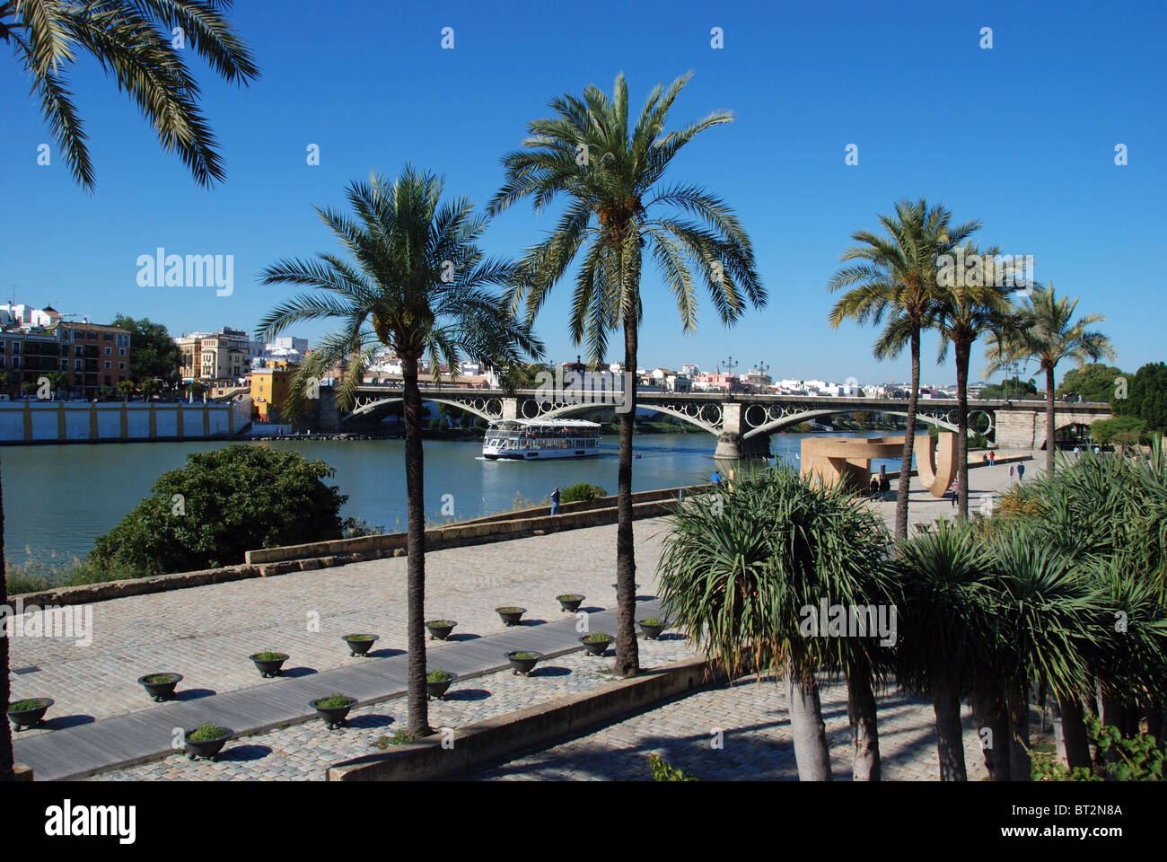 Paseo Marques de Contadero neben dem Fluss Guadalquivir, Sevilla, Provinz Sevilla, Andalusien, Spanien, Westeuropa. Stockfoto