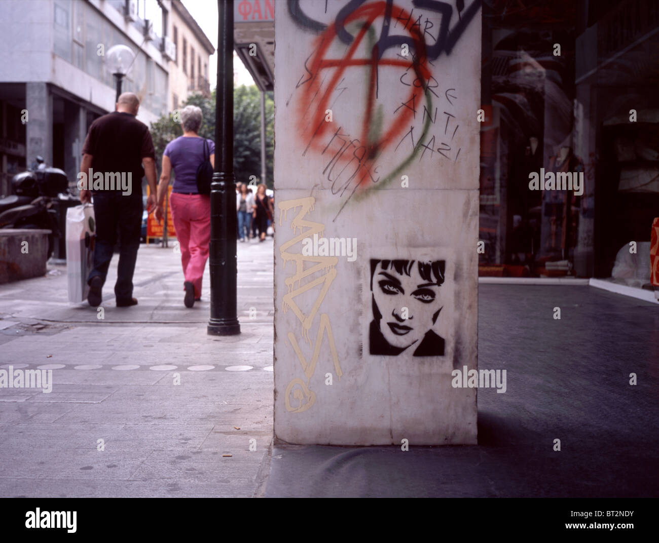 Graffiti / Schablone zeigt das Gesicht einer Frau auf einer Spalte in einem Fußgänger Straße in Athen, Griechenland Stockfoto