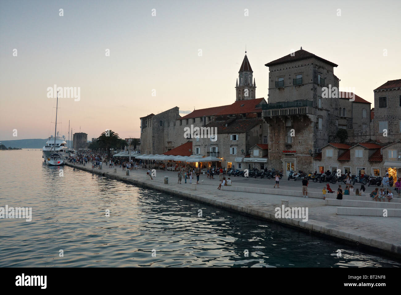 Stadtmauer und der Festung Kamerlengo, Trogir, Dalmatien, Kroatien Stockfoto