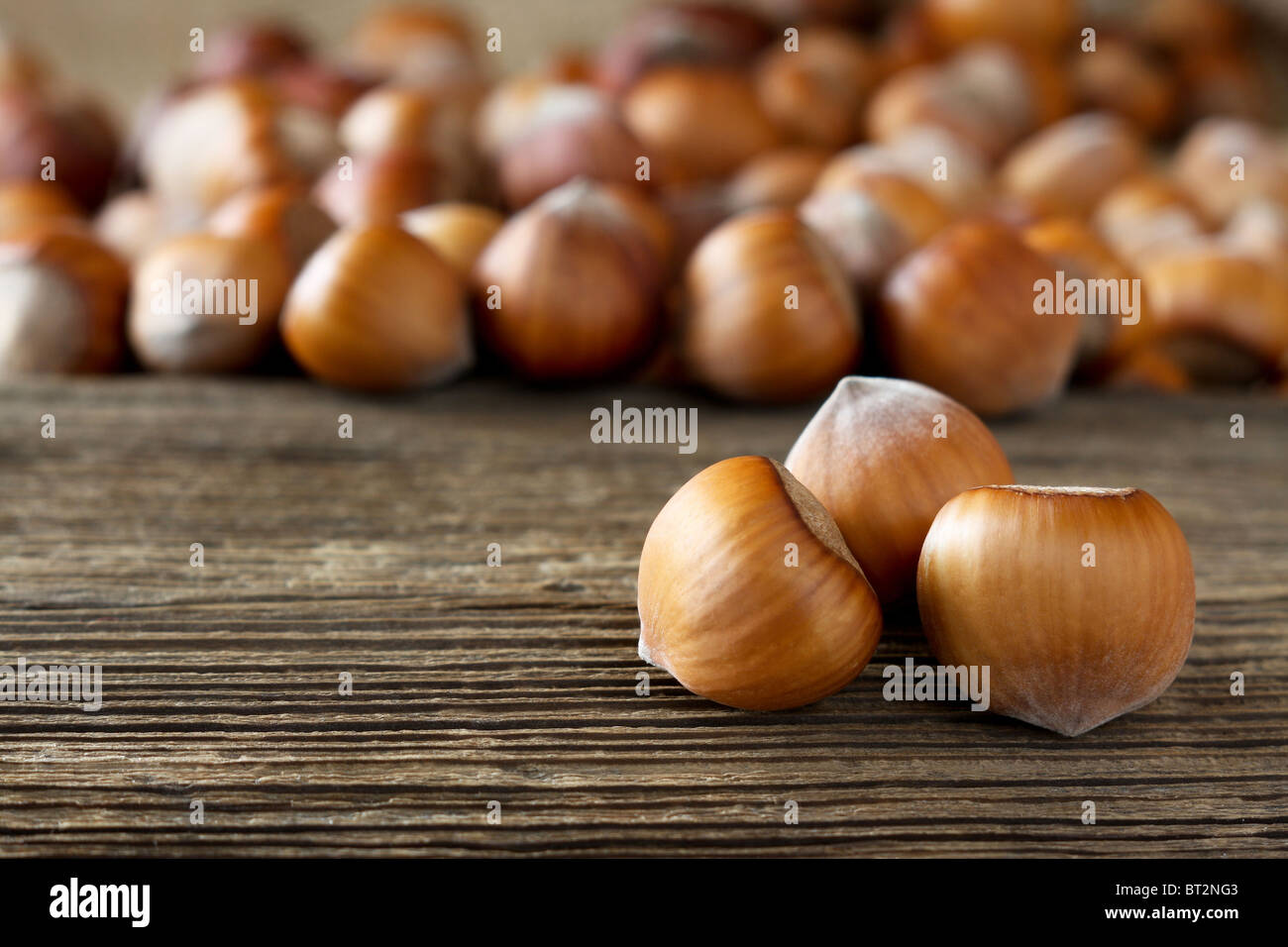 Reifer Haselnüsse auf Schreibtisch aus Holz Stockfoto