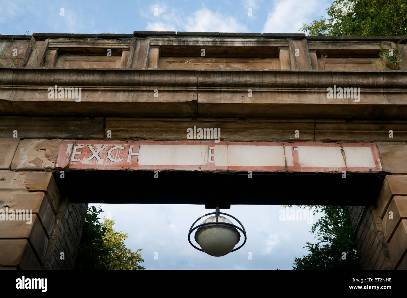 Eingang und Zeichen, um die alten Bradford Exchange Bahnhof, Halle Ings Bradford. Stockfoto