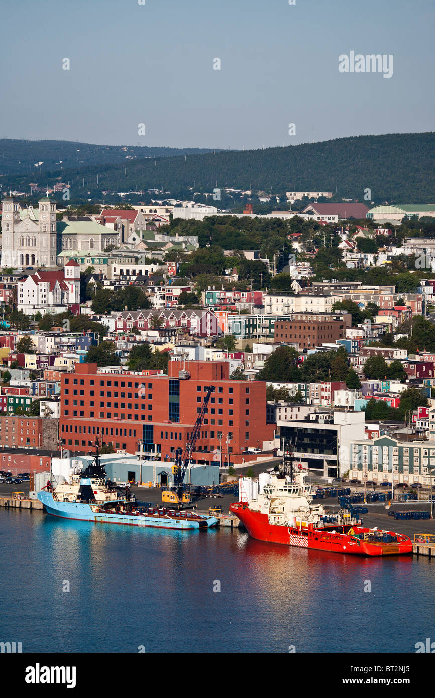 Offshore-liefern Sie Schiff Atlantic Eagle und Maersk Placentia neben in St Johns Neufundland. Stadtbild im Hintergrund Stockfoto