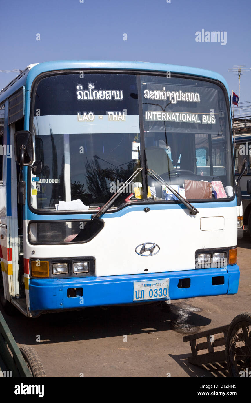 Internationale Grenze überqueren Bus an der zentralen lBus Station Vientiane Stockfoto