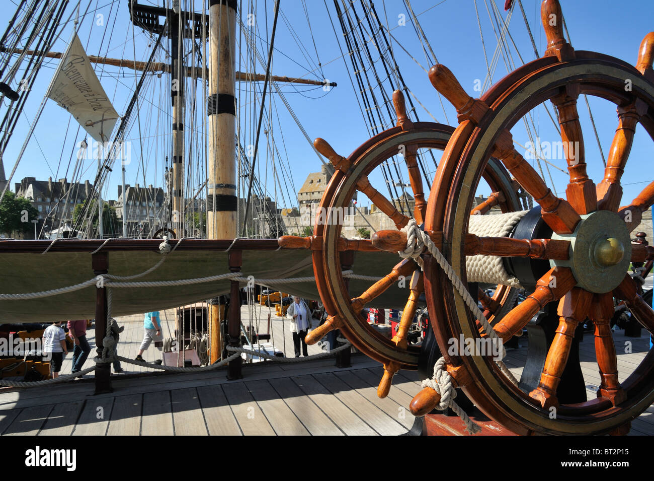 Lenkrad an Deck an Bord der Grand Turk, ein Dreimaster Fregatte in Saint Malo, Bretagne, Frankreich Stockfoto