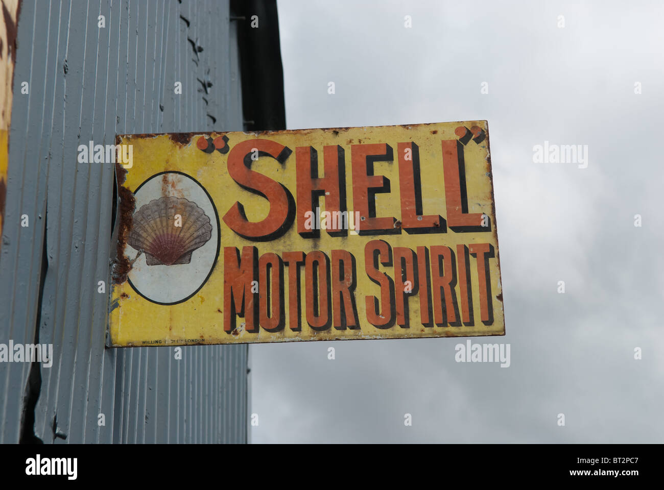 Schale Motorenbenzin Zeichen auf verlassenen garage Stockfoto