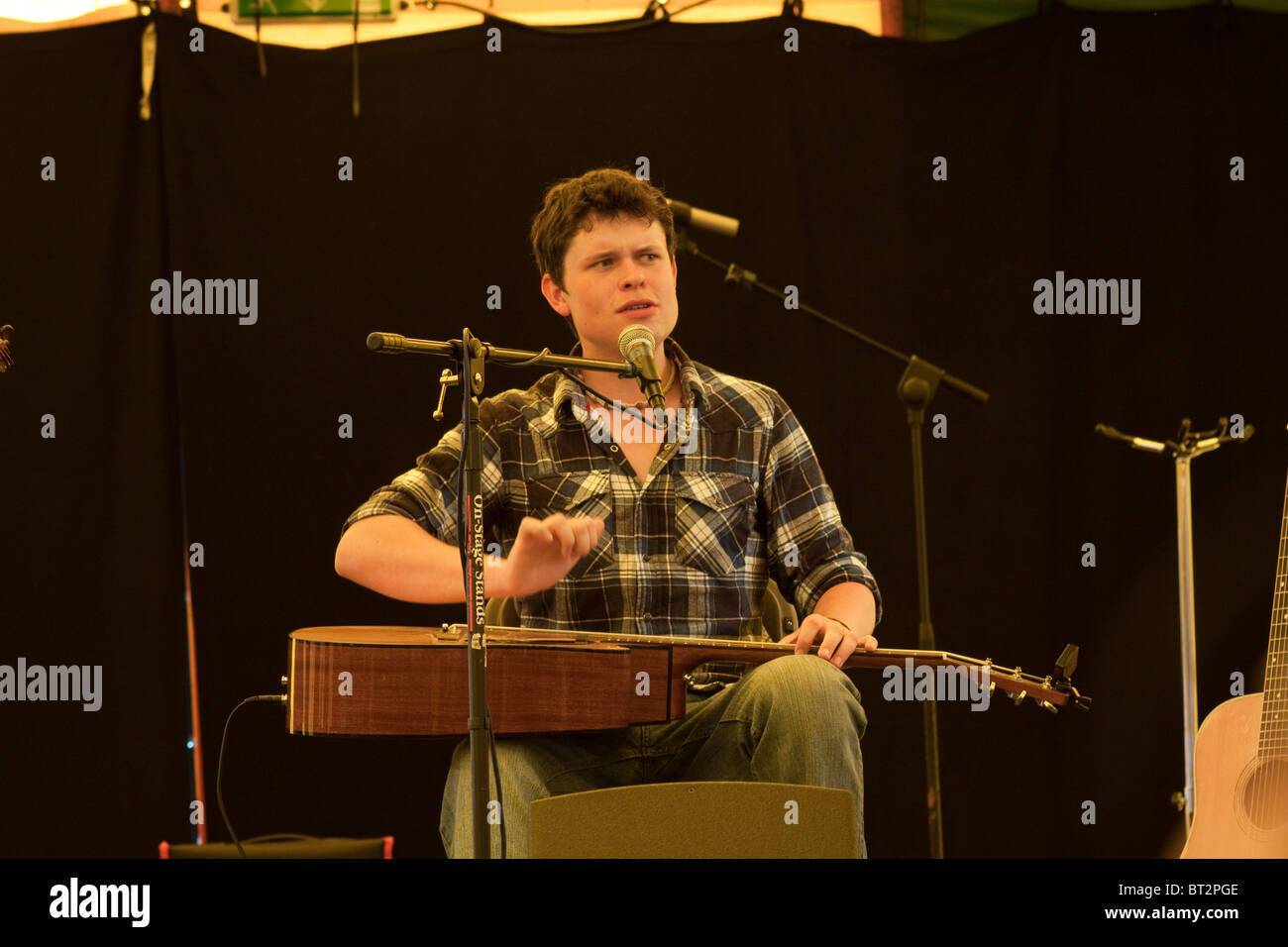 Jamie Robert Schoß-Stil Gitarre zu spielen an der Shrewsbury Folk Festival 2010, durchführen mit Katriona Gilmore Stockfoto