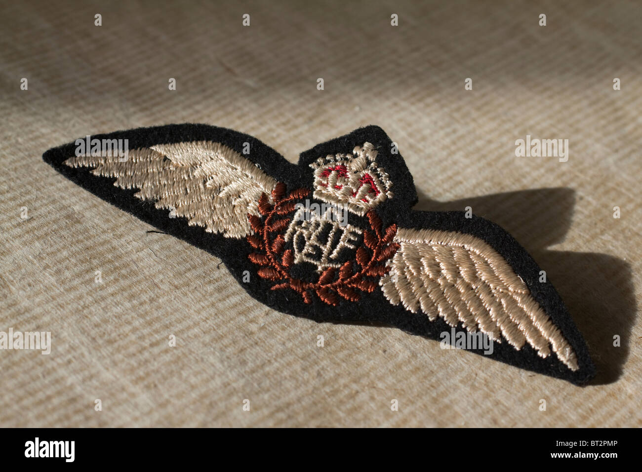 RAF-Insignia: Flügel der Royal Air Force auf einem WWII-Abzeichen Stockfoto