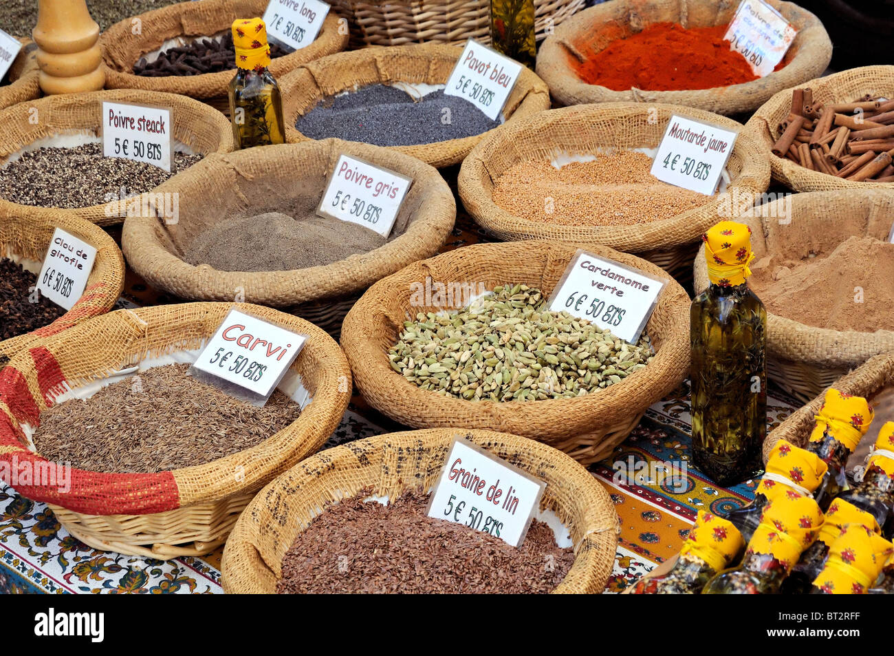 Gewürze zum Verkauf auf einem französischen Bauernmarkt Stockfoto