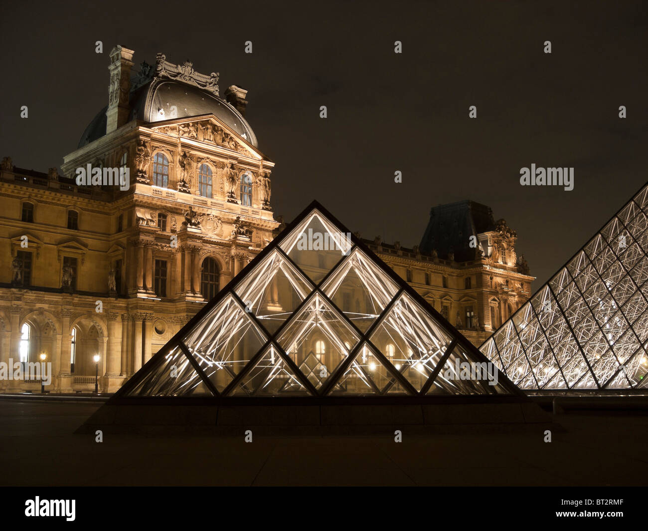 Louvre-Museum bei Nacht Stockfoto