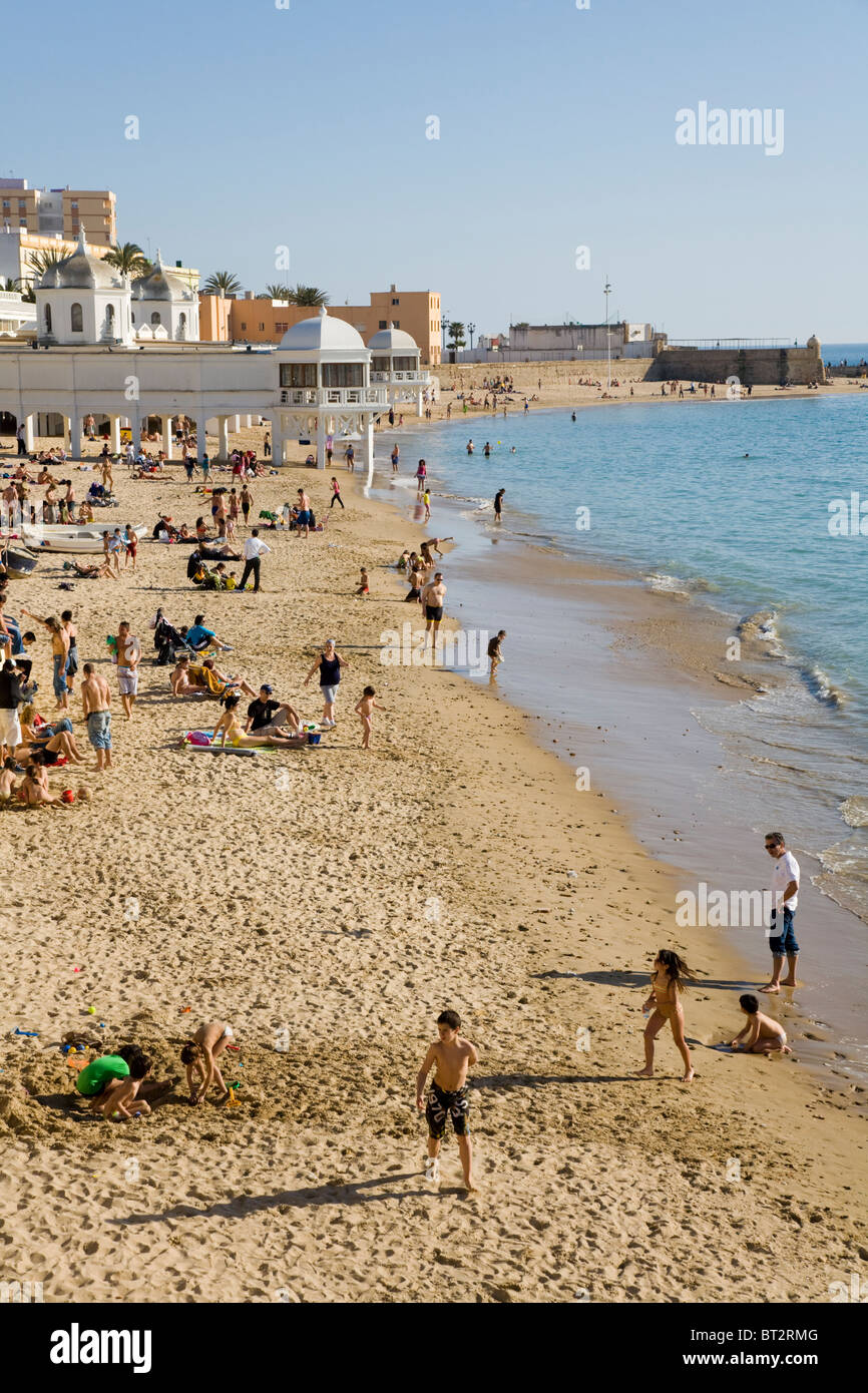 Touristen vergnügen sich auf der spanischen Sandstrand von Cadiz. Spanien. Stockfoto