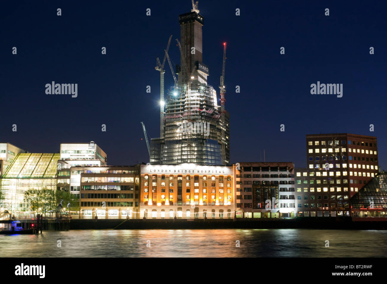 Fluss Themse & Shard Wolkenkratzer im Bau. Stockfoto