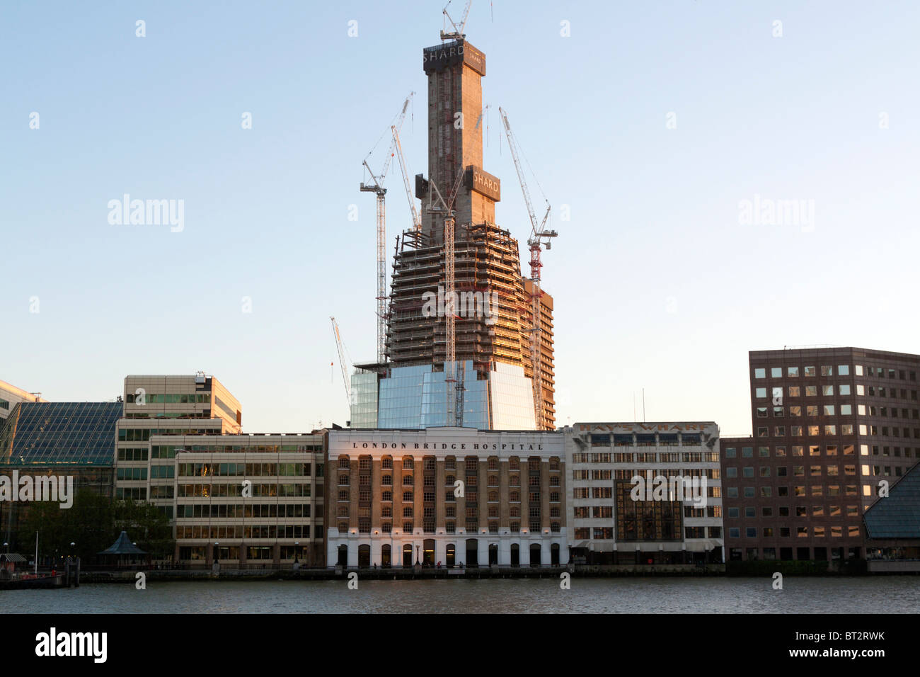 Fluss Themse & Shard Wolkenkratzer im Bau. Stockfoto