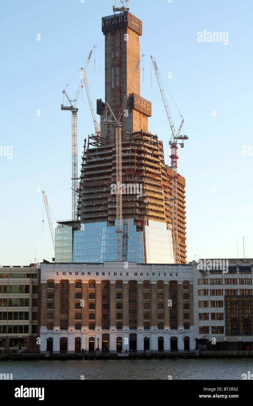 Fluss Themse & Shard Wolkenkratzer im Bau. Stockfoto