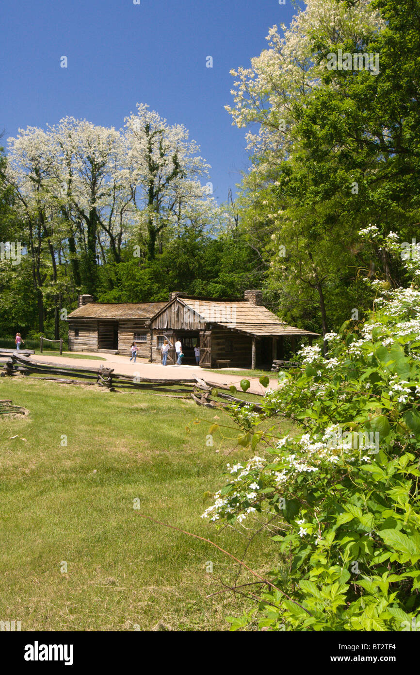 Frühling bringt Besucher für den Wiederaufbau von New Salem Dorf, wie es war, als Lincoln lebten. Stockfoto