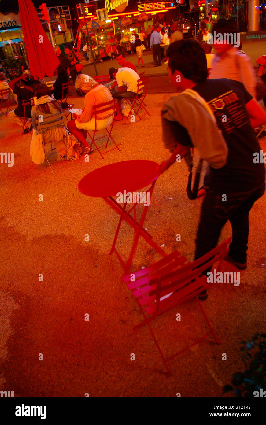 New Yorker Nachtleben mit Menschen in quadratischen verschiedene Dinge zu tun und dabei das Ambiente entspannen. Stockfoto