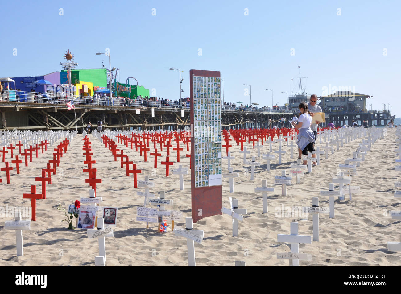 Arlington West - provisorische Gedenkstätte für US-Soldaten, die im Irak gestorben. Er ist am Santa Monica Beach, Kalifornien (USA) gegründet. Stockfoto