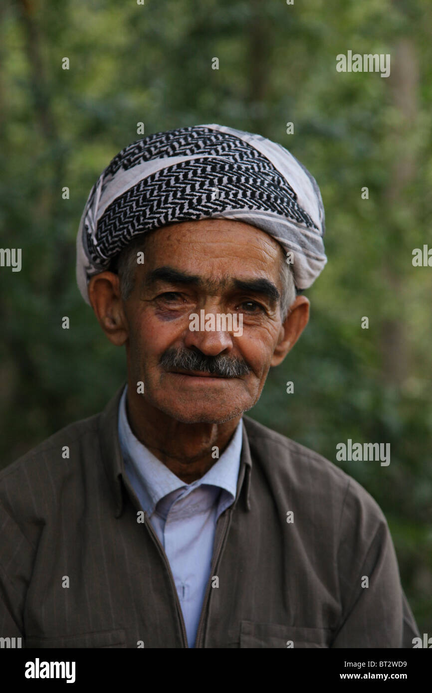 Ein älterer kurdischer Mann tragen die traditionelle Kopfbedeckung der Turban in Kurdistan Stockfoto