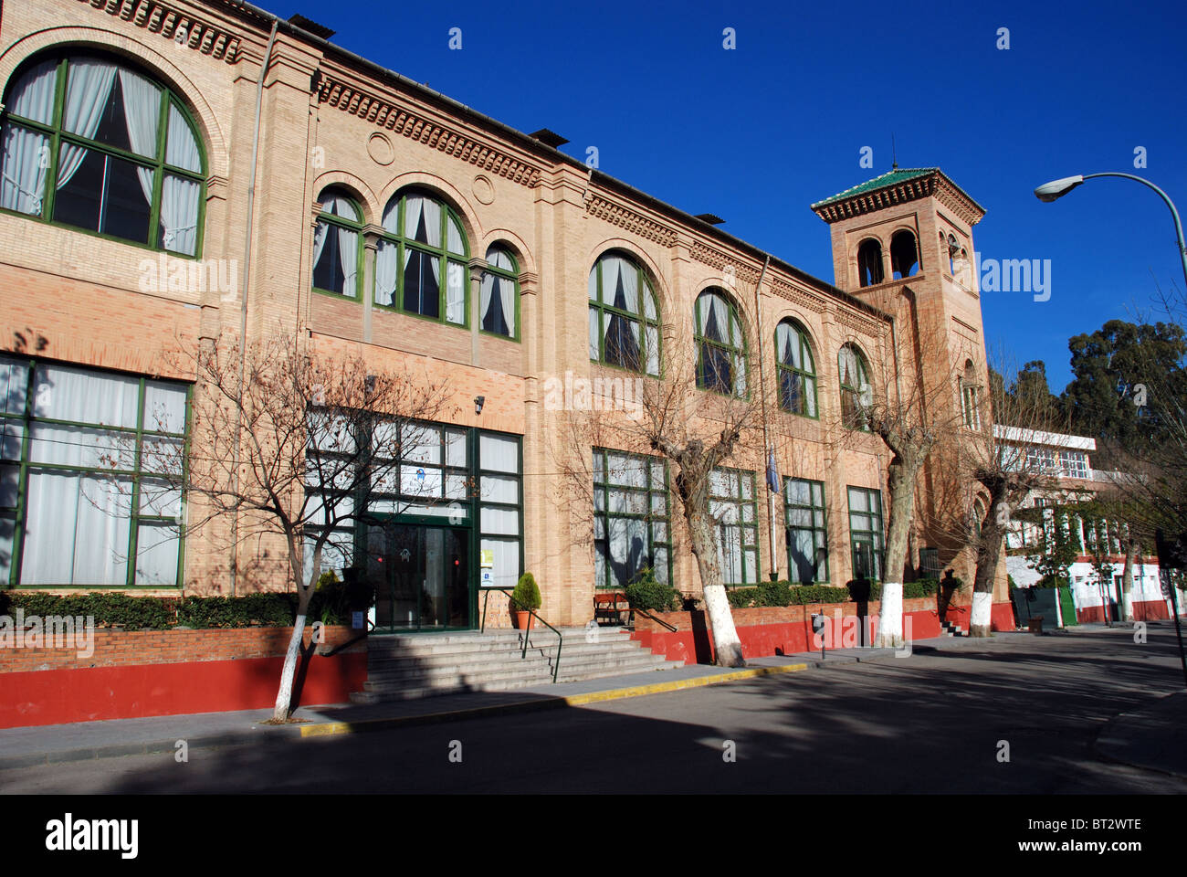 Gebäude mit Turm, Lanjaron, Las Alpujarras, Provinz Granada, Andalusien, Südspanien, Westeuropa. Stockfoto