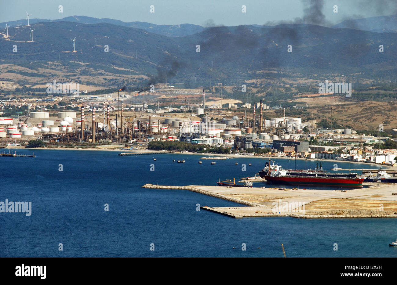 Blick auf die Küste und das Benzin/Öl-Raffinerie, Algeciras, Costa Del Sol, Provinz Cadiz, Andalusien, Südspanien, Westeuropa. Stockfoto