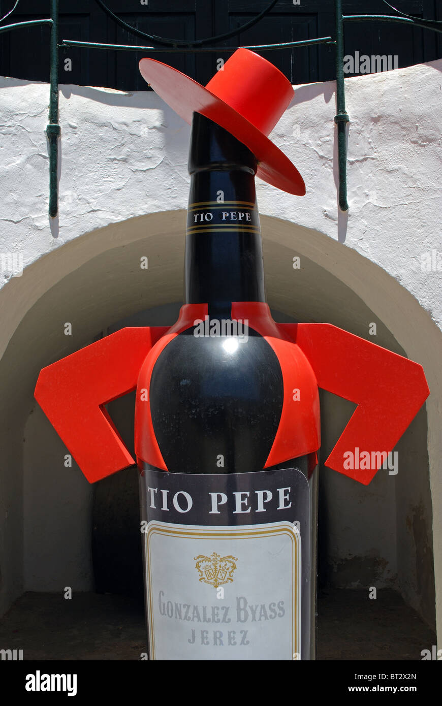 Tio Pepe Flasche außerhalb der Gonzales Byass Bodega in Jerez De La Frontera, Provinz Cadiz, Andalusien, Spanien, Westeuropa. Stockfoto