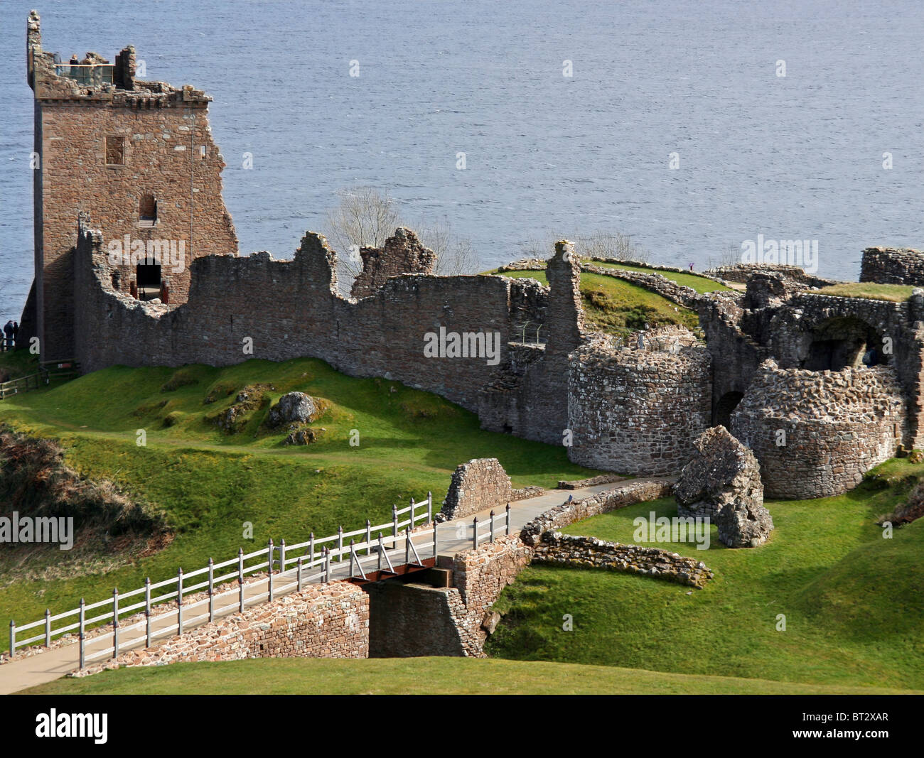 Blick auf das Urquhart Castle in der Nähe von Inverness, Schottland Stockfoto