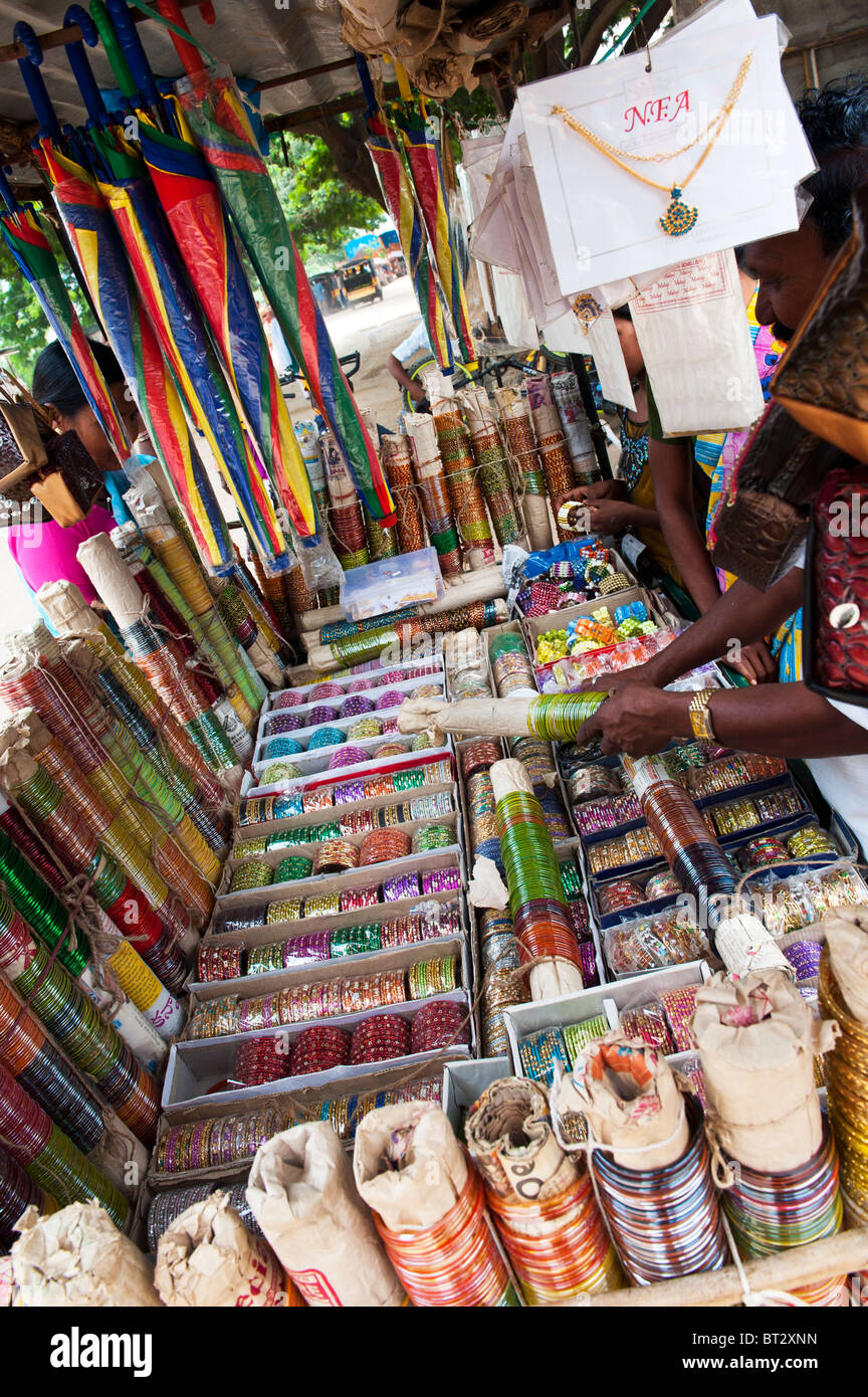 Indische Marktstand verkaufen Armbänder und Schmuck. Andhra Pradesh, Indien Stockfoto