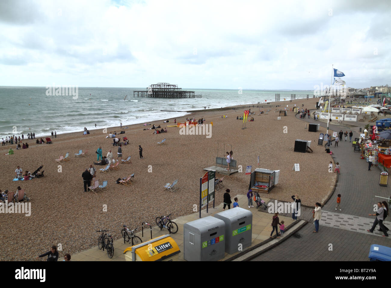 West-Pier und Strand von Brighton in East Sussex Stockfoto