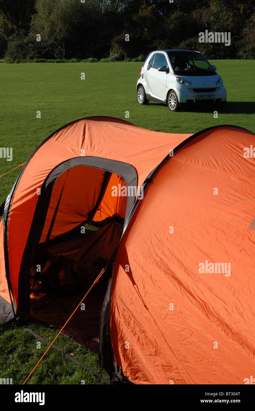 Force 10 Titan 200 Zelt und Auto Smart Fortwo auf Campingplatz Stockfoto