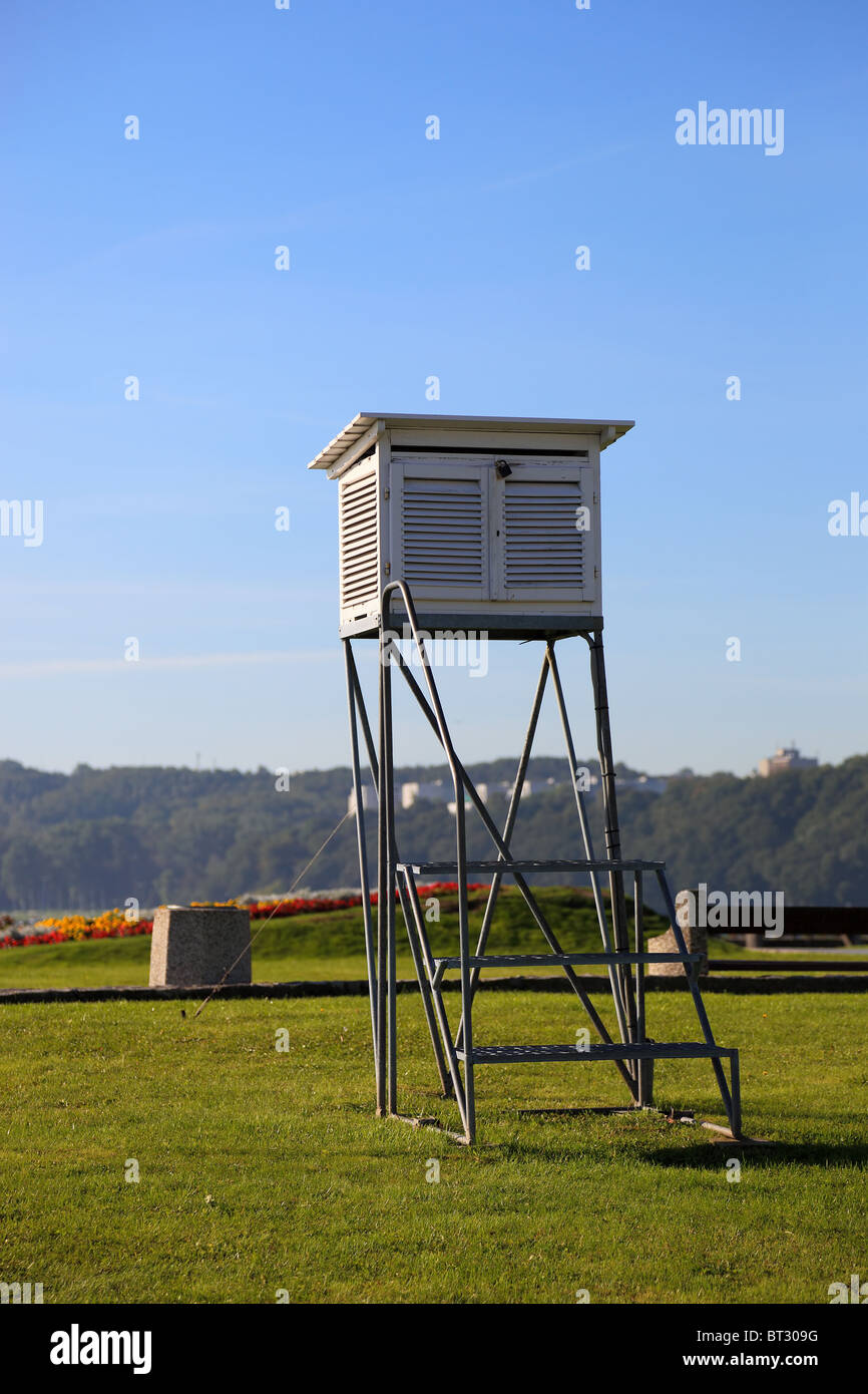 Meteorologische Station auf dem Hintergrund des Grases. Stockfoto