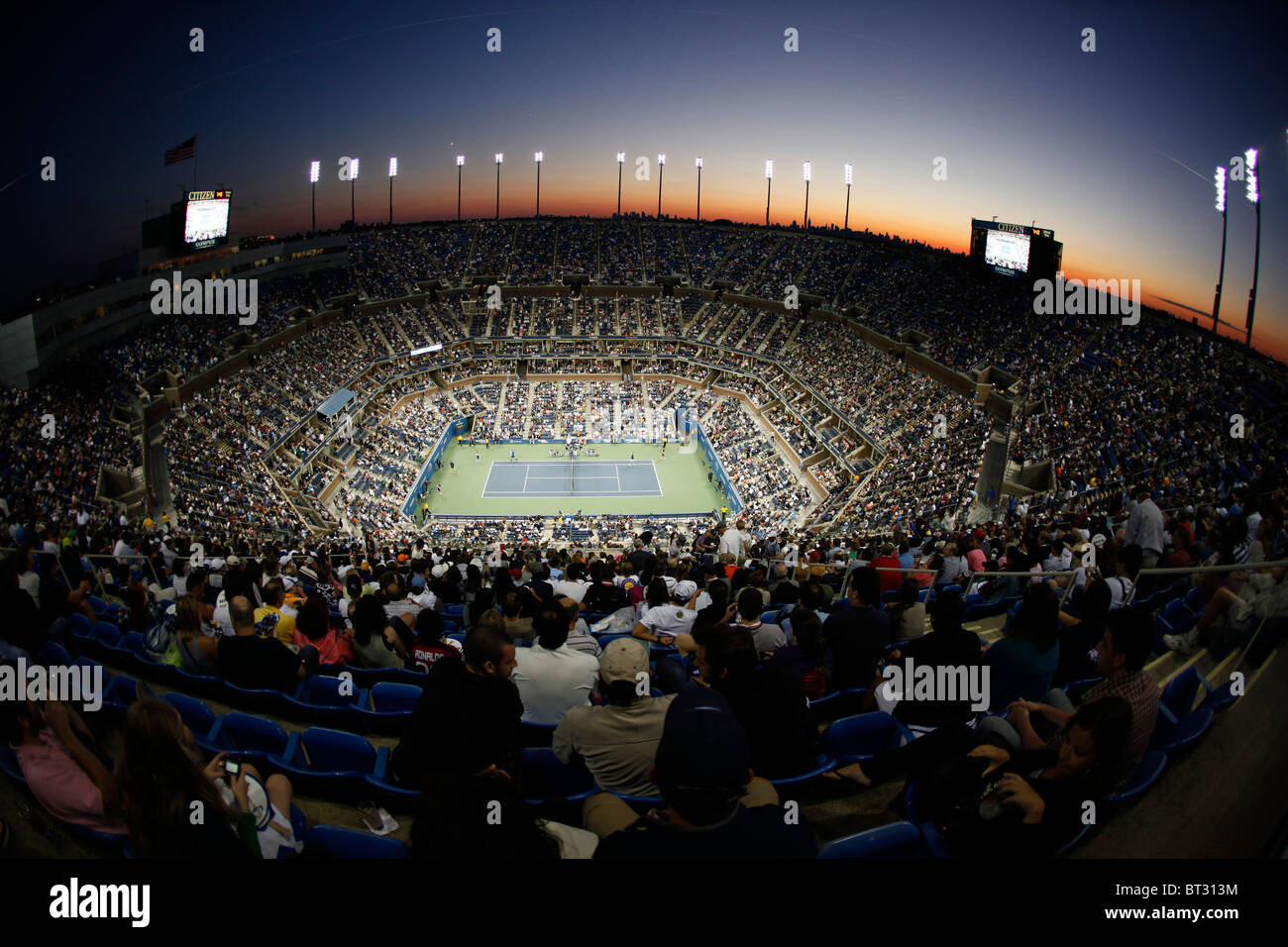 Luftbild der US Open Center Court in der Nacht Stockfoto