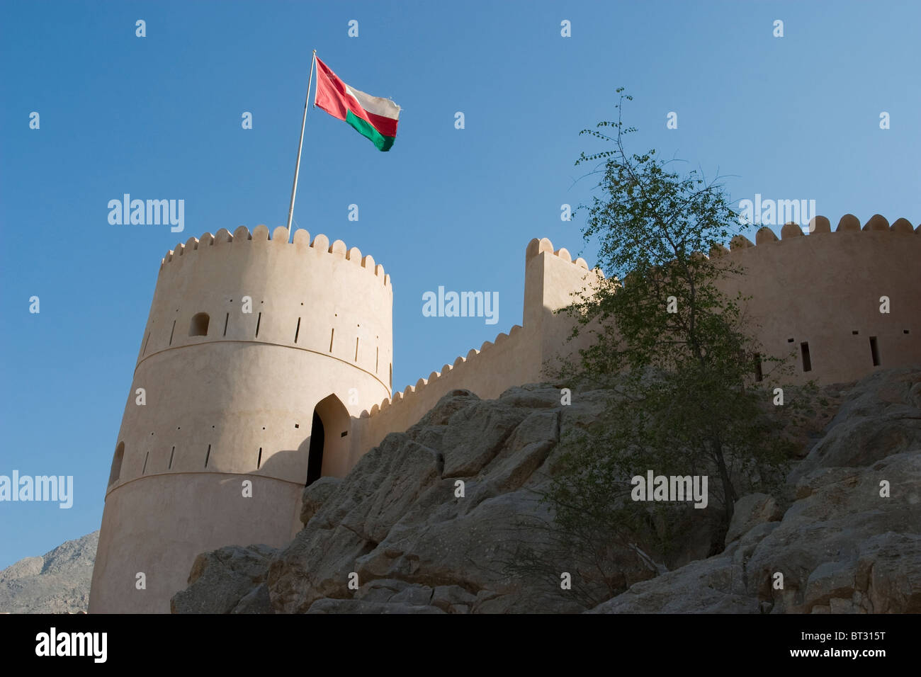 Omanische Flagge oben Nakhl Fort, Oman. Stockfoto