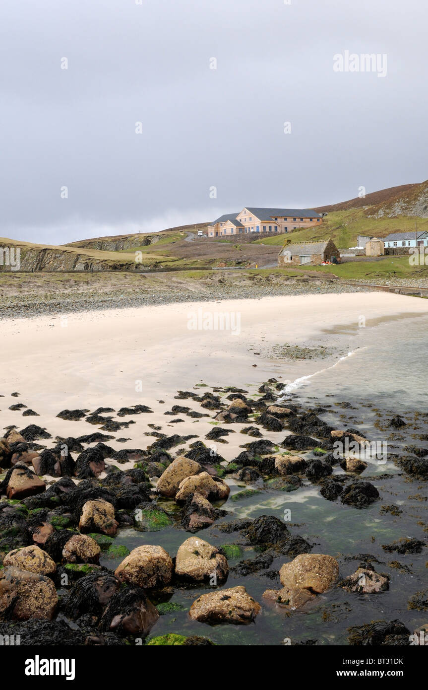 Fair Isle Bird Observatory vom Pier genommen Stockfoto