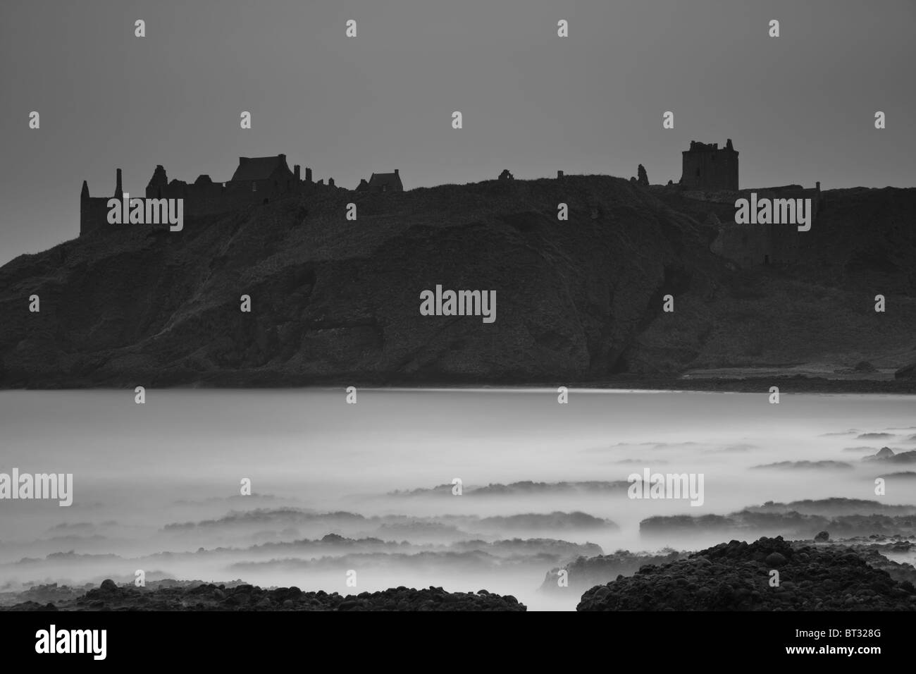 Dunnottar Castle mit Meer im Vordergrund Stockfoto