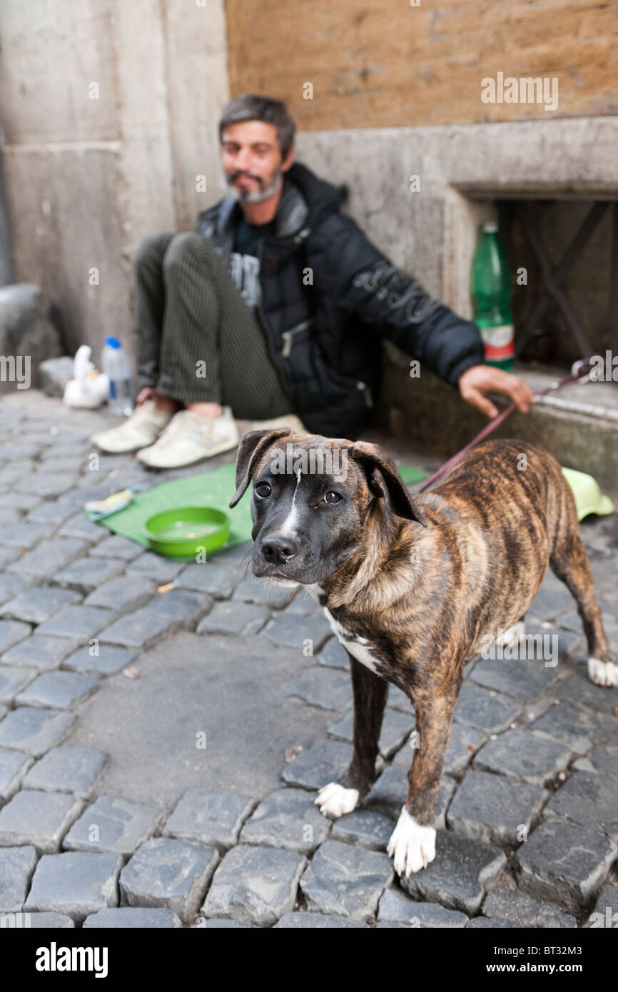Tramp (Bettler) auf den Straßen von Rom mit Hund. Stockfoto