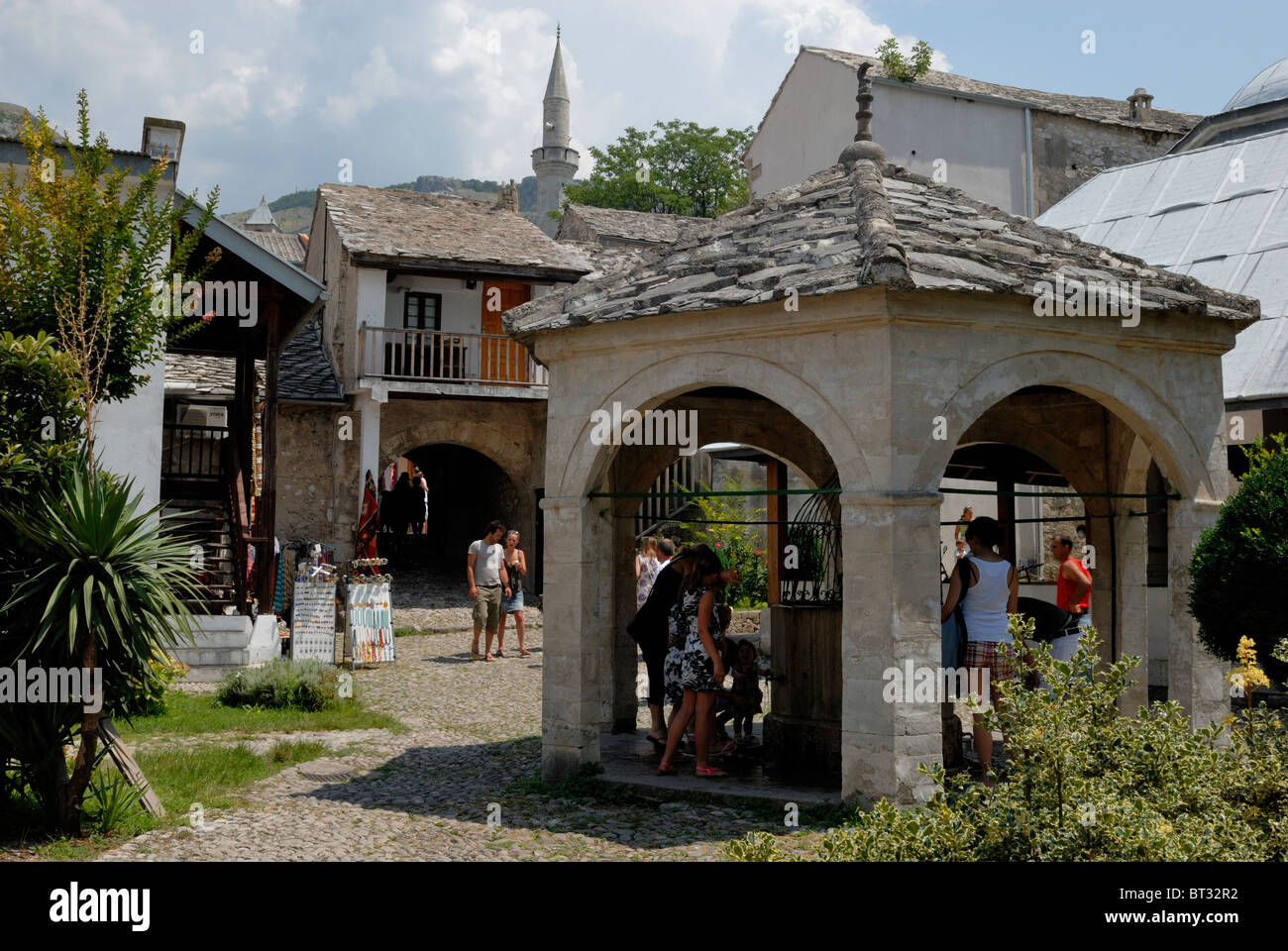 Eine schöne Aussicht auf den Innenhof und die Sadrvan, Brunnen, Koski Mehmed Pascha Moschee, erbaut im Jahr 1617. In den Sadrvans Muslimen... Stockfoto