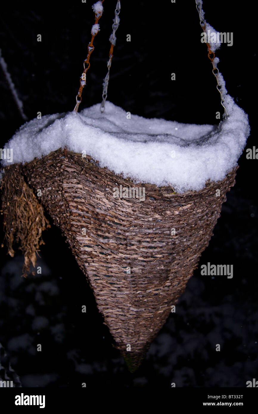 Schneefall in einem Garten hinter dem Haus Stockfoto