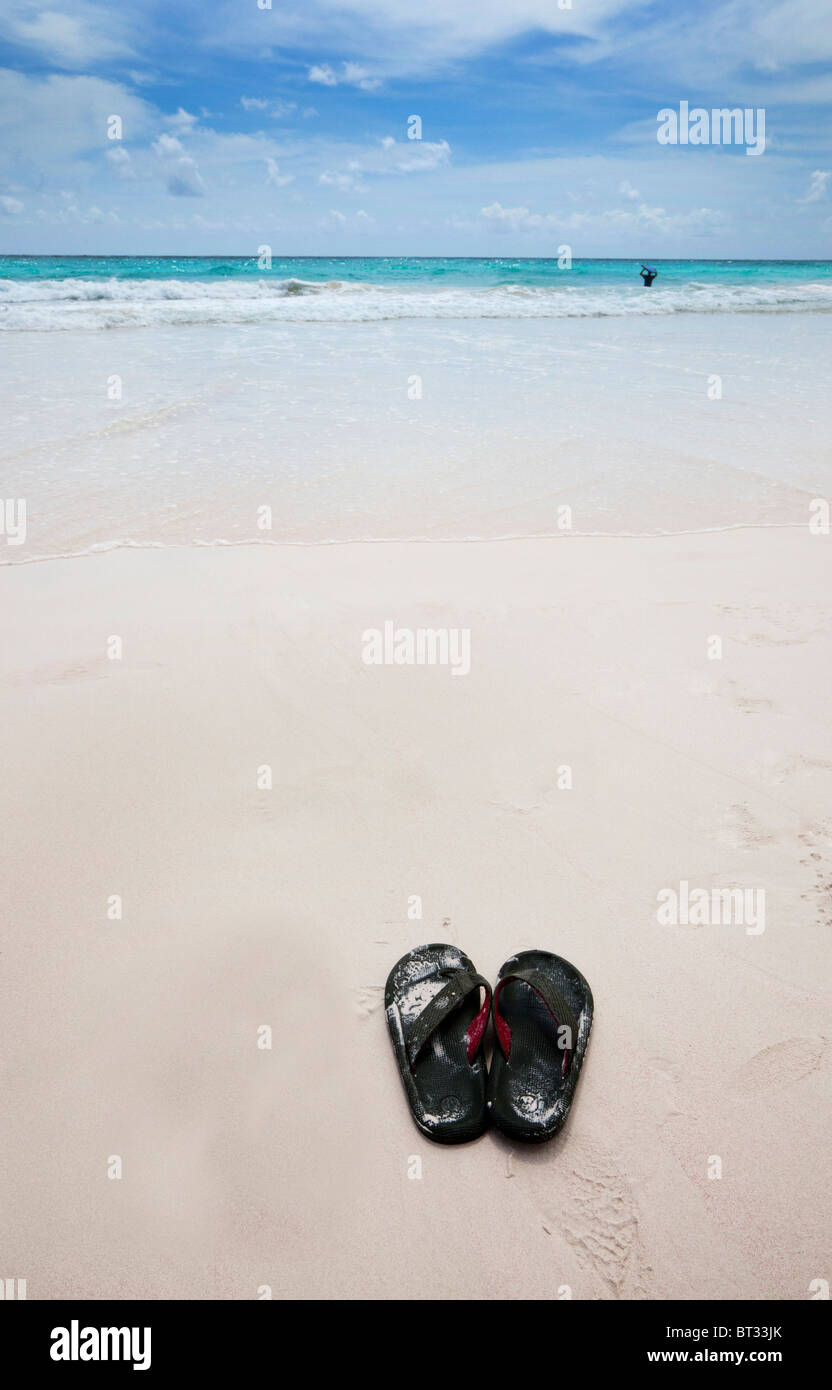 Strand am Kran Bucht mit einem Mann Surfen und ein paar Flip flops,  Karibik, Barbados Stockfotografie - Alamy