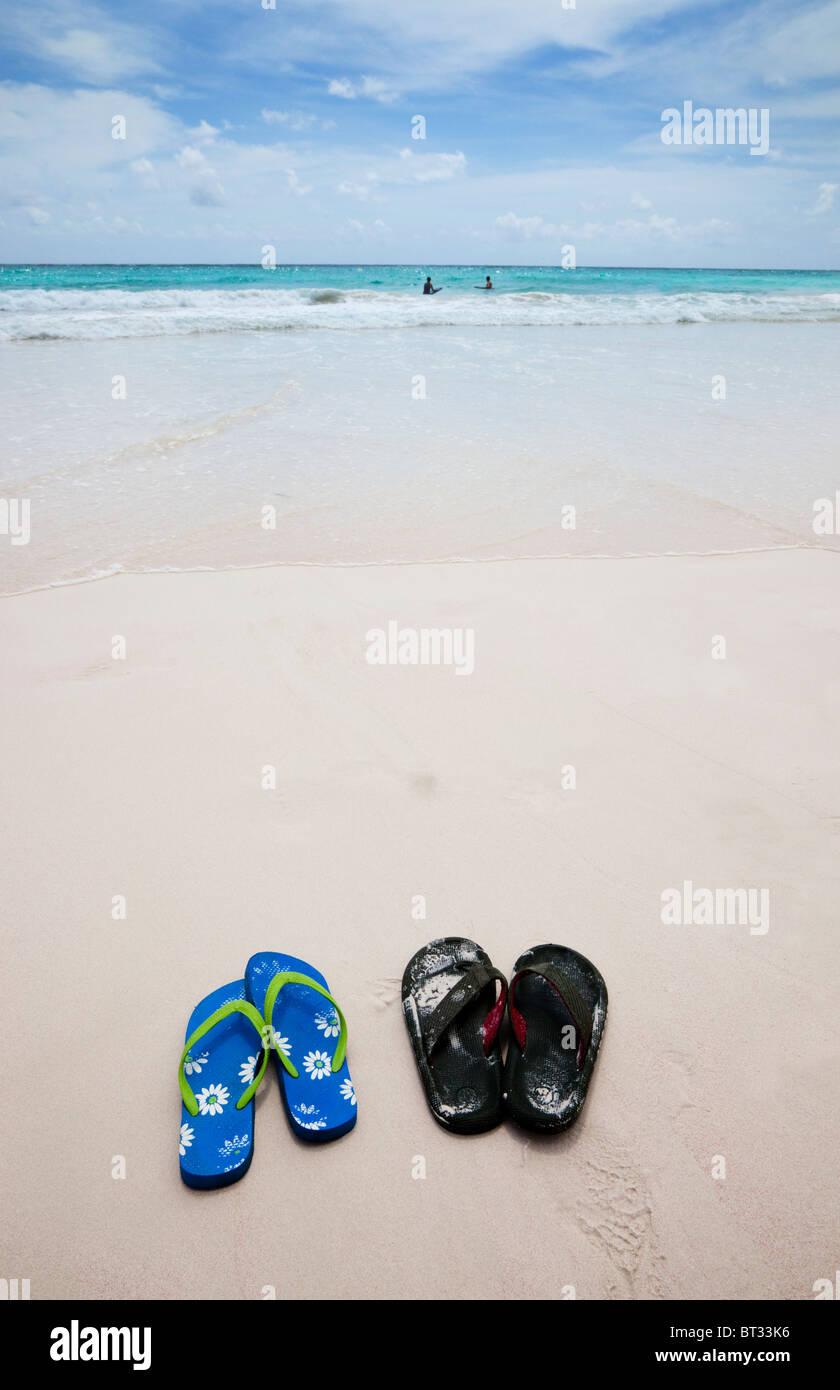 Strand von Kran-Bay mit einem Mann und Frau Surfen und paar Flip Flops, Karibik, Barbados Stockfoto