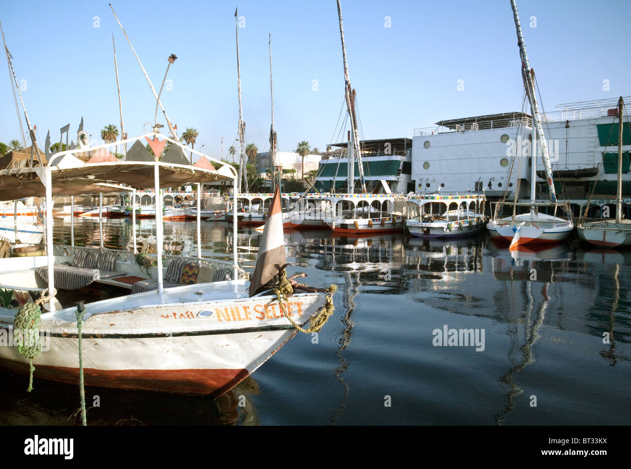 Feluccas gefesselt im Hafen, am Nil, in Assuan, in Oberägypten Afrika Stockfoto