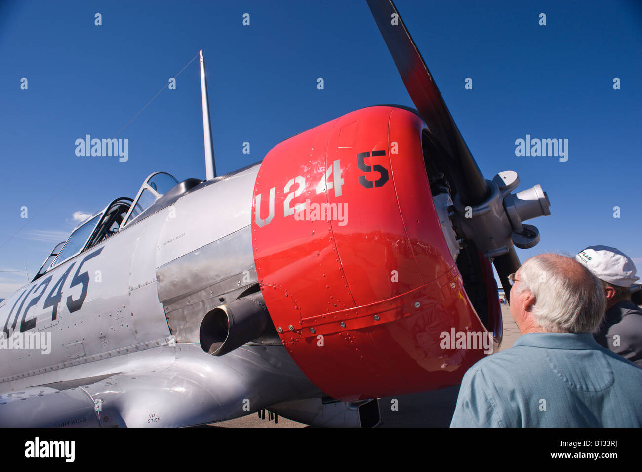 Luftfahrt-Enthusiasten inspizieren einer North American Aviation t-6 Texan, beim die Ruidoso Berg hoch fliegen In Ruidoso, New Mexico. Stockfoto